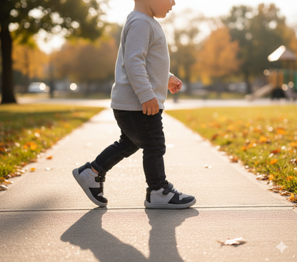 Senda PlayStep: zapatos barefoot infantiles de algodón y cuero. Ligeros, flexibles y con correa elástica para libertad y confort diario.